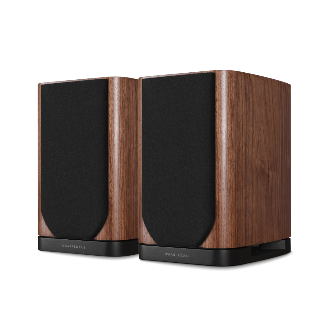 Twee houten luidsprekers met zwarte stoffen voorkant. De basis is zwart met het woord 'WHARFEDALE' erop. Witte achtergrond.