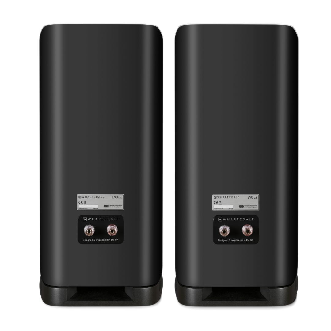 Twee zwarte Wharfedale EVO 5.2 luidsprekers op witte achtergrond. Ze hebben labels en poorten aan de achterkant.
