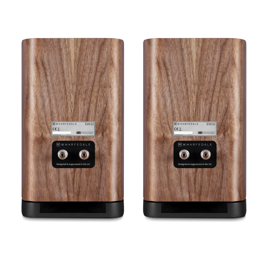 Twee houten luidsprekers met Wharfedale logo en EVO 5.1 modelinfo. Zwarte basis, connectoren en tekst: 'Designed & engineered in the UK'.