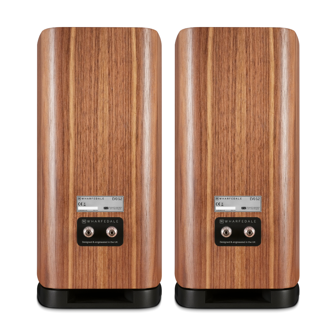 Twee houten luidsprekers met afgeronde toppen. Elke heeft een zwarte basis en een paneel met connectoren en een label.