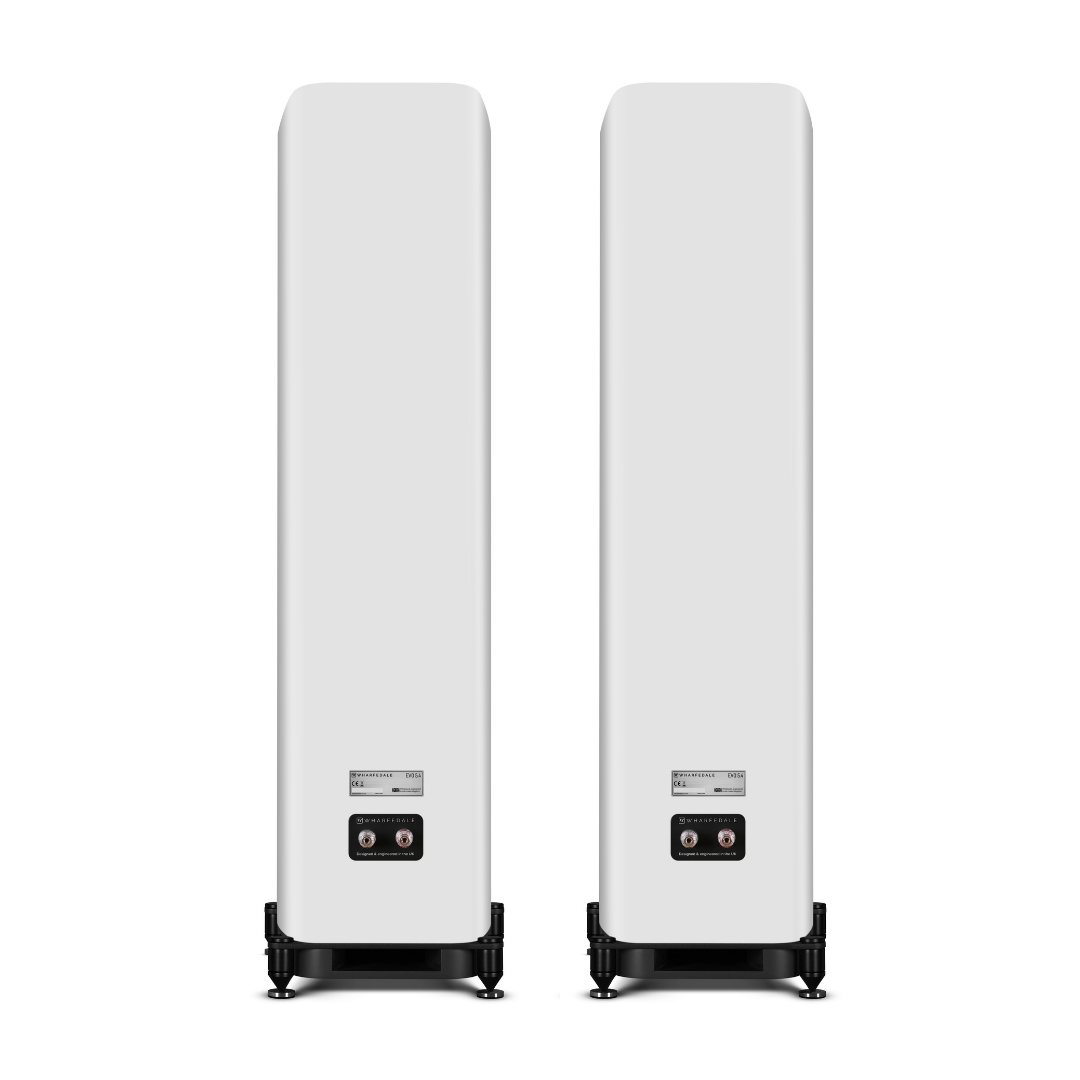Twee hoge, witte luidsprekers staan ​​naast elkaar op een witte achtergrond. Elk heeft een zwarte basis en kleine logo's op de achterkant.