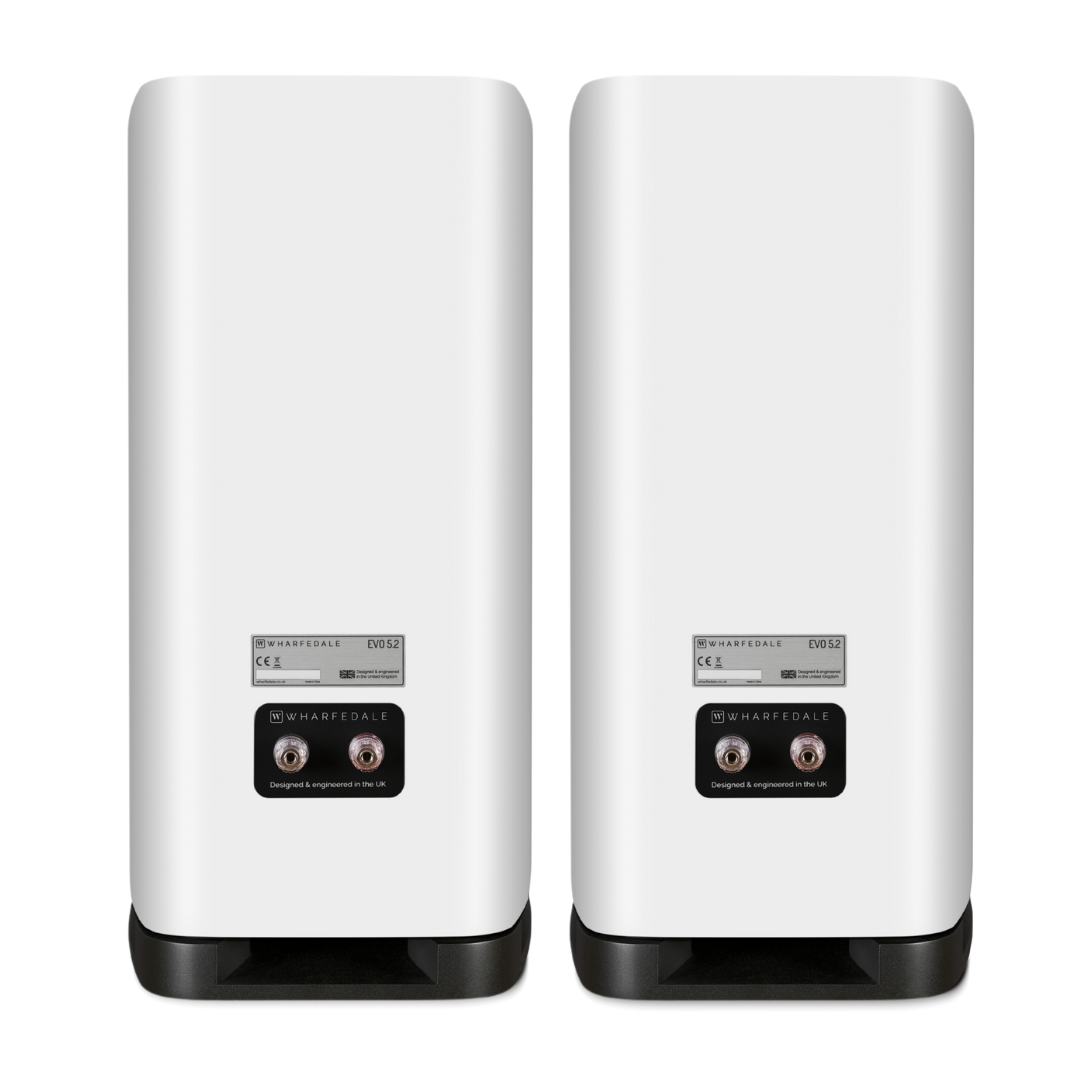 Twee witte Wharfedale EVO 5.2 luidsprekers, achteraanzicht. Elk heeft een zwarte basis, aansluitpoorten en een label.