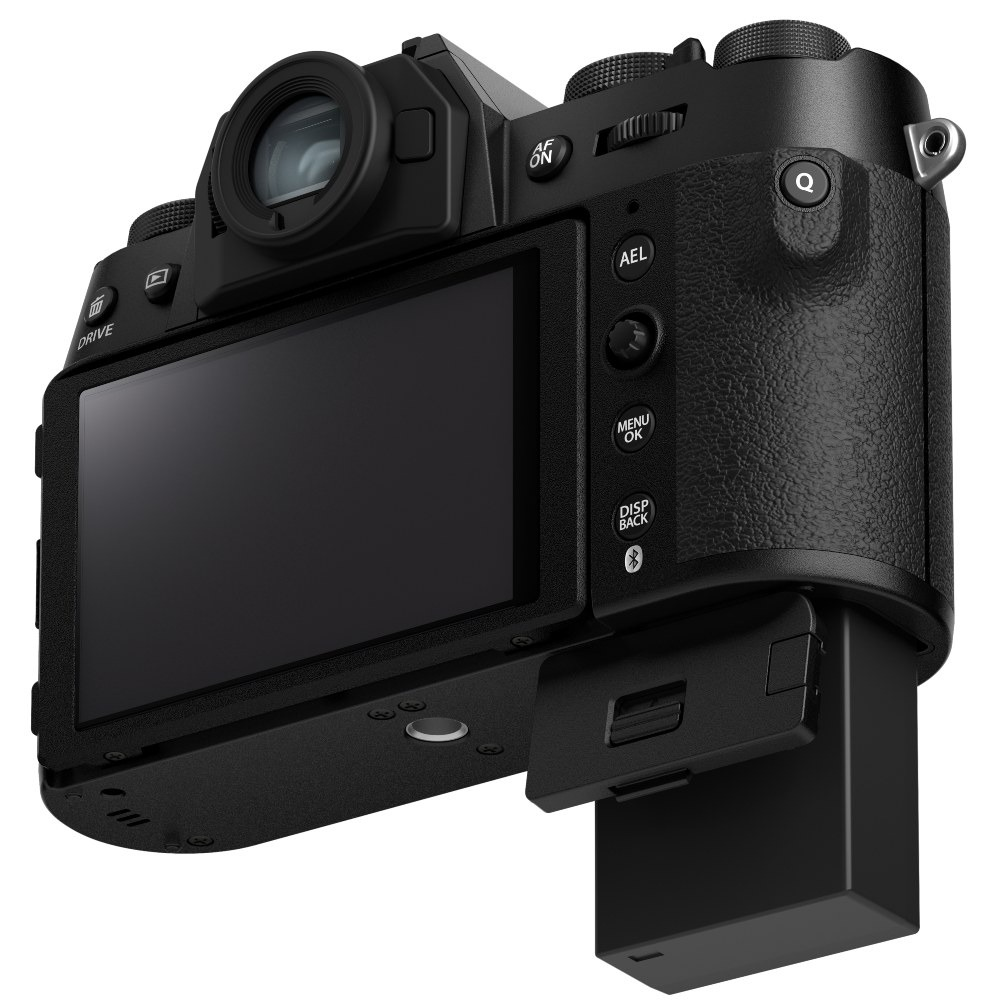 Close-up van een zwarte camera met een scherm. Knoppen en draaiknoppen zijn zichtbaar. Een batterij is aan de onderkant bevestigd.