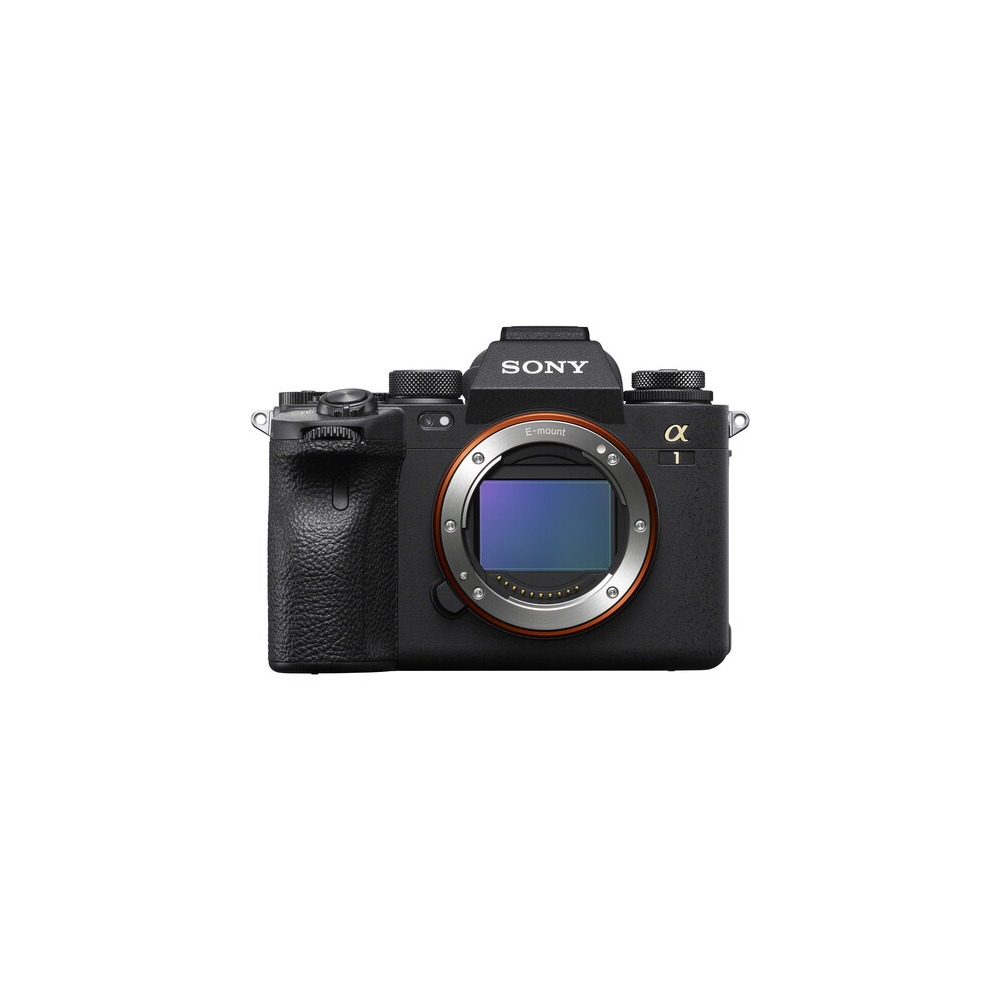 Fotocamera nera Sony Alpha 1. L'obiettivo è centrato. La fotocamera ha un attacco obiettivo argentato e un corpo nero. Lo sfondo è bianco.