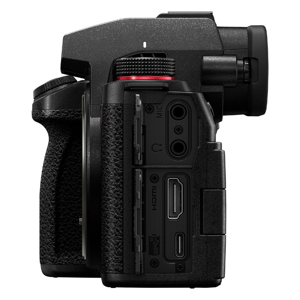 Zijaanzicht van een zwarte camera. Het heeft een handgreep, diverse poorten (MIC, HDMI, USB) en een draaiknop met een rode accent.