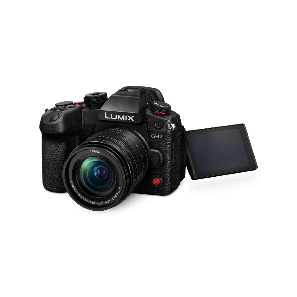 Schwarze Lumix GH7 Kamera mit Objektiv, Bildschirm geöffnet. Objektiv hat Text 'LUMIX' und 'VARIO'. Roter Knopf am Gehäuse.