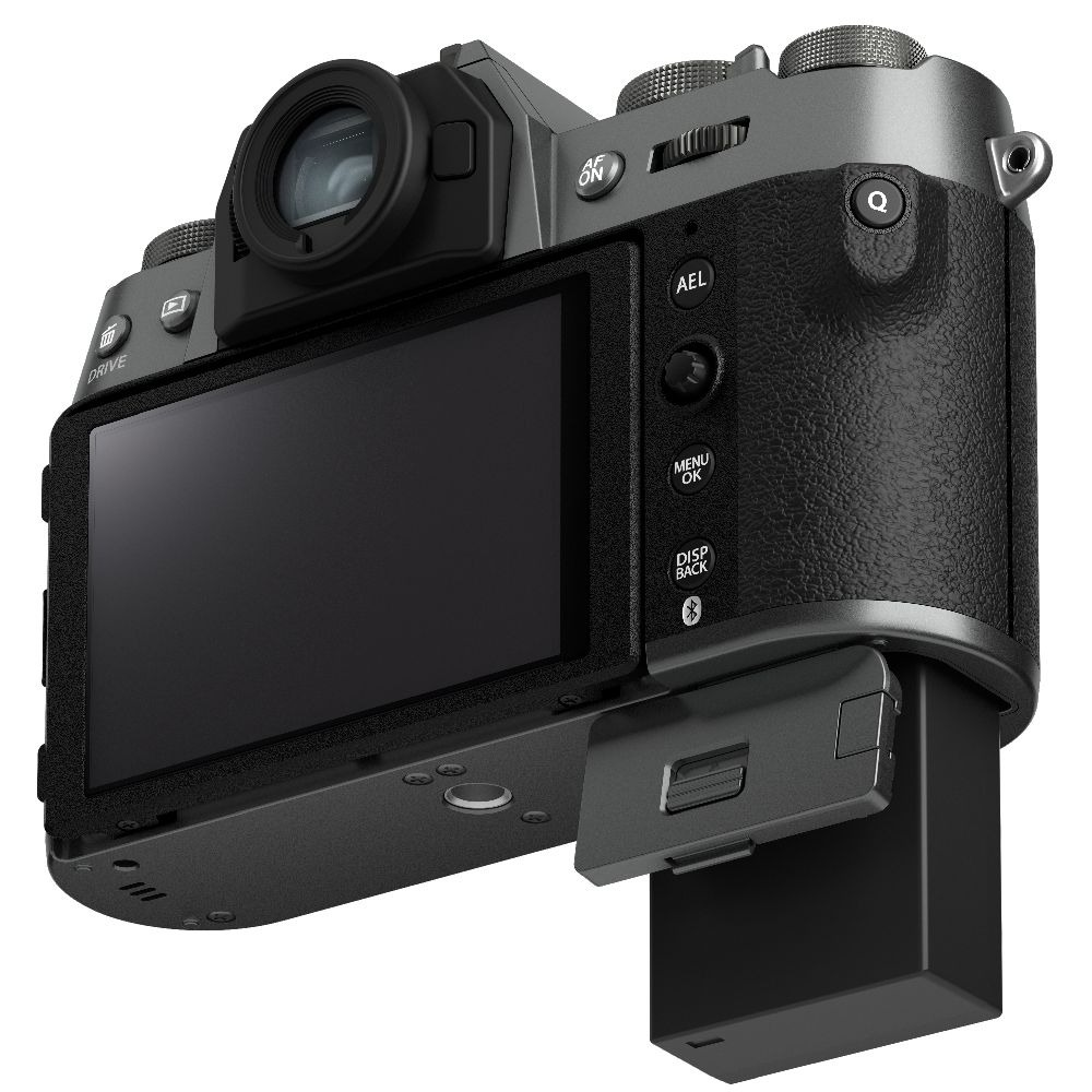 Een grijze en zwarte digitale camera. Het heeft een lens, een scherm en verschillende knoppen. Het batterijcompartiment is open.