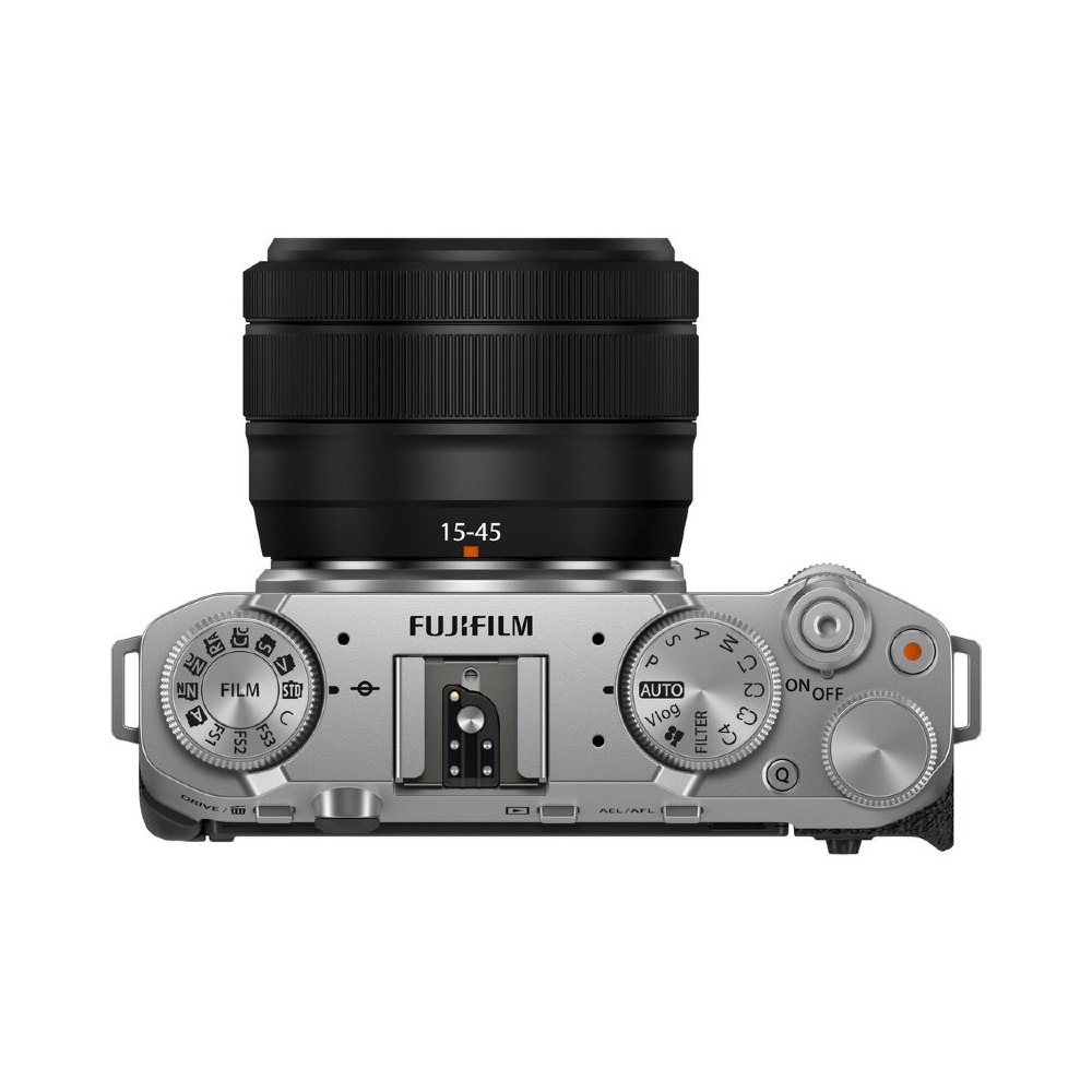 Draufsicht auf eine silberne Fujifilm-Kamera mit einem schwarzen Objektiv. Auf dem Objektiv steht 15-45. Verschiedene Räder und Knöpfe sind sichtbar.