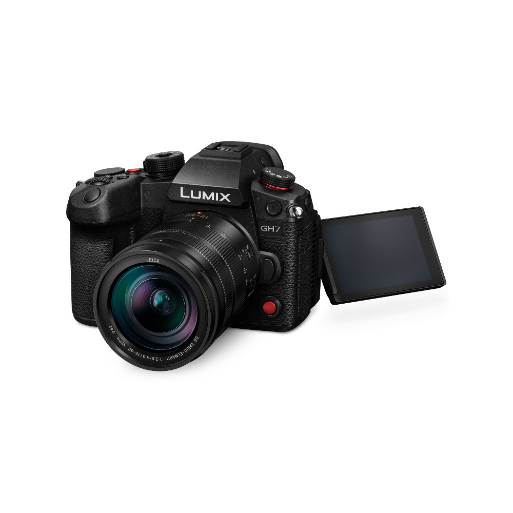 Eine schwarze Lumix GH7 Kamera mit Objektiv und offenem Bildschirm. Es befindet sich auf weißem Hintergrund. Das Objektiv sagt Leica.