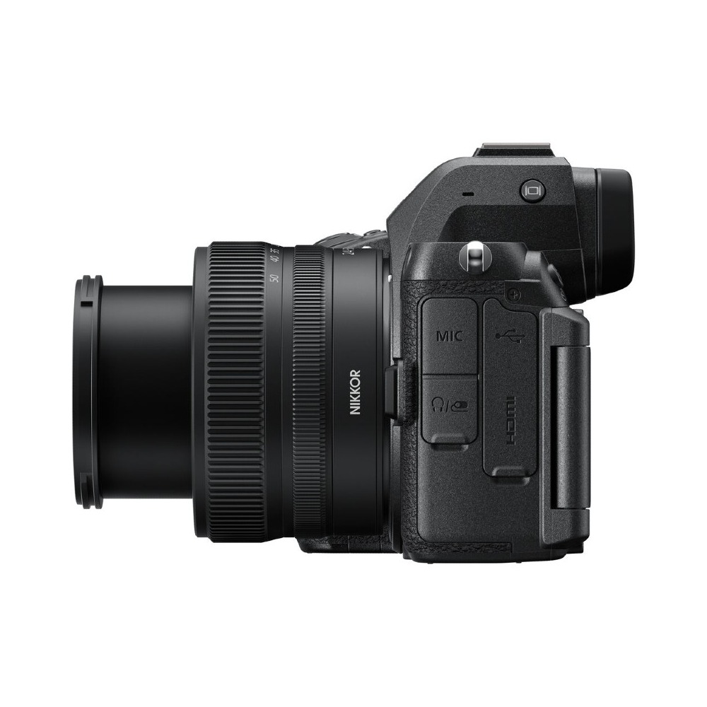 Una cámara Nikon negra con una lente. La cámara está sobre un fondo blanco. La lente tiene la palabra NIKKOR.