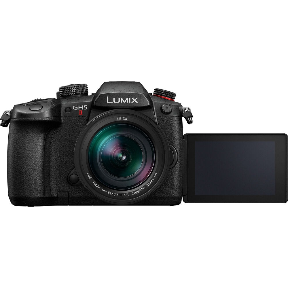 Eine schwarze Lumix GH5 II Kamera mit Objektiv und offenem Bildschirm. Sie hat Leica-Branding auf dem Objektiv. Der Hintergrund ist weiß.