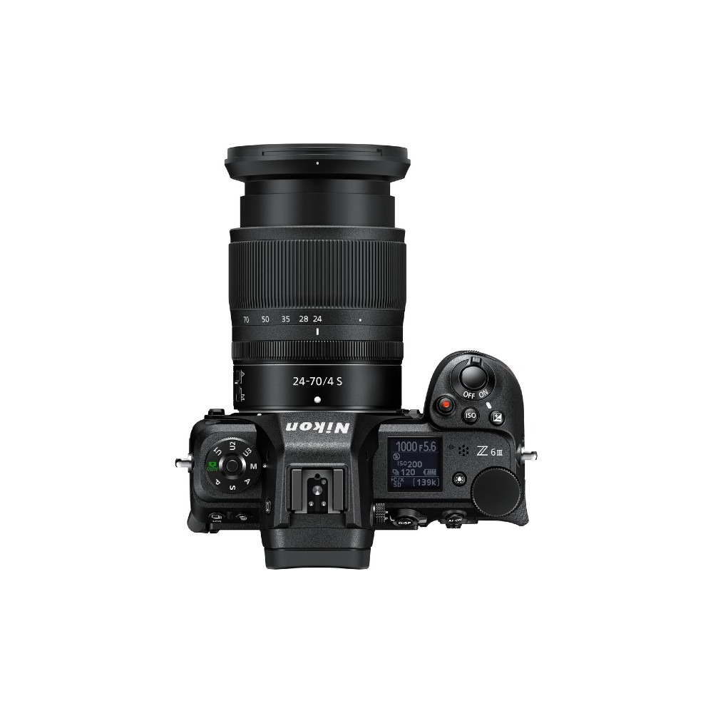 Vista superior de una cámara negra Nikon Z 6III con una lente adjunta. La lente está etiquetada 24-70/4 S. La cámara muestra la configuración.