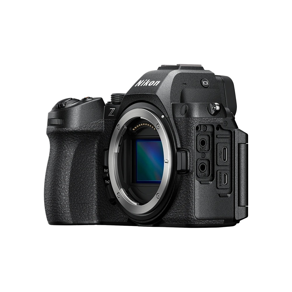 Una cámara negra Nikon serie Z sobre fondo blanco. Tiene montura de objetivo, agarre y puertos. El logotipo Nikon es visible.