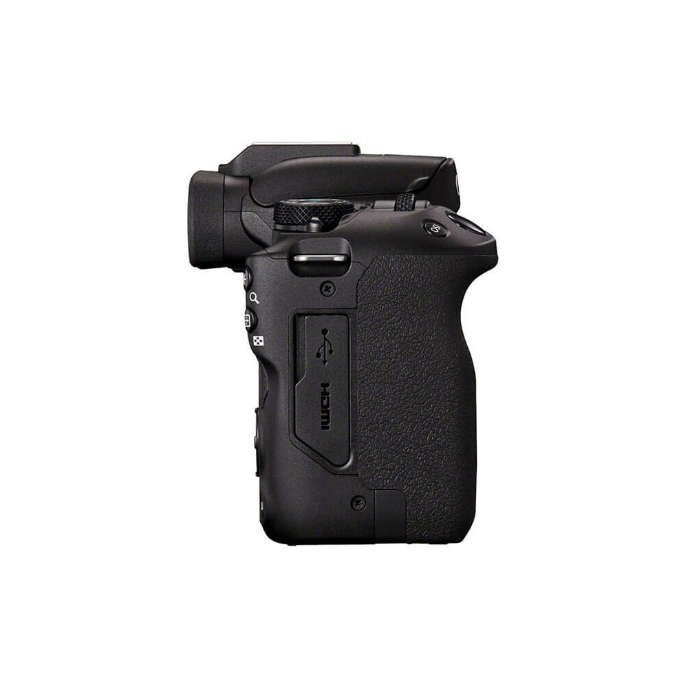 Widok z boku czarnego aparatu. Ma uchwyt, przyciski i porty, w tym port HDMI. Aparat znajduje się na białym tle.