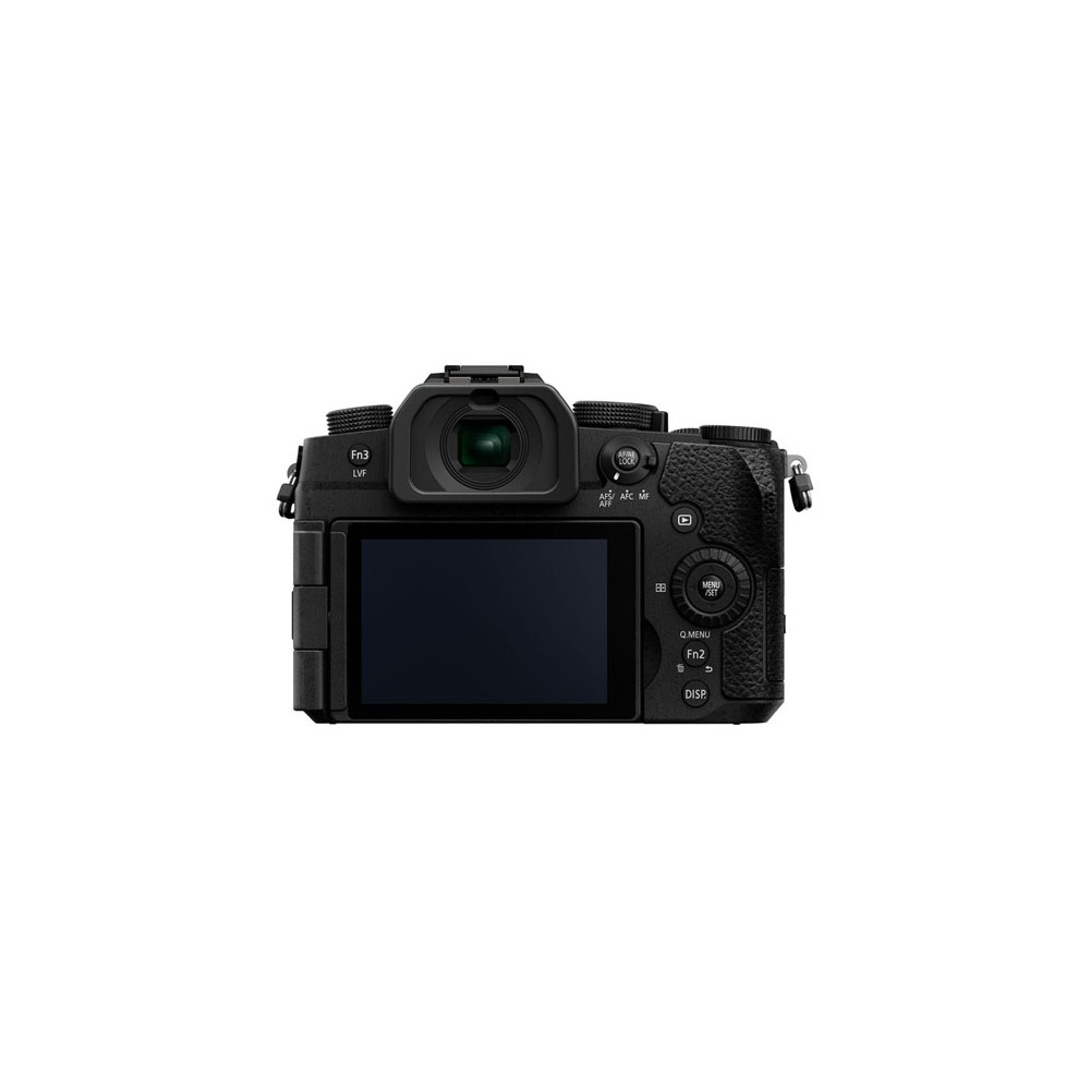 Een zwarte digitale camera op een witte achtergrond. Het heeft een scherm, knoppen, een zoeker en een lens.