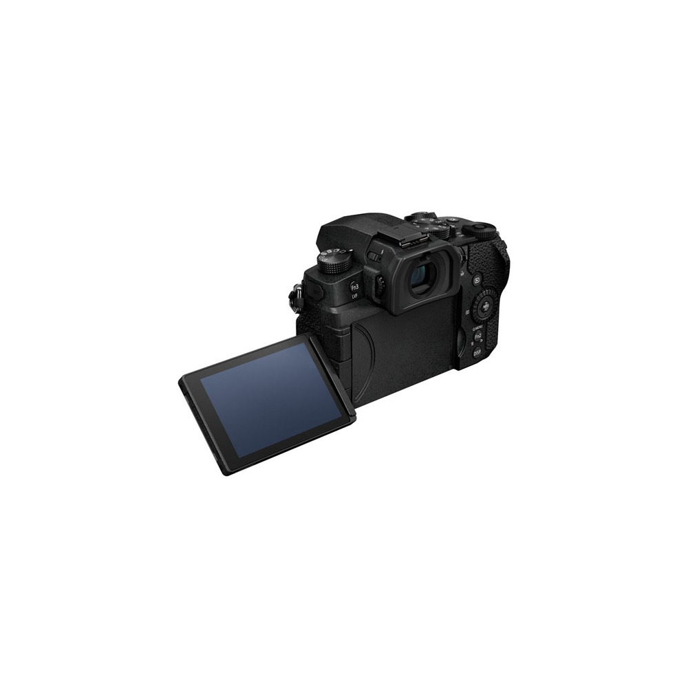 Eine schwarze Digitalkamera mit ausklappbarem Bildschirm vor weißem Hintergrund. Der Bildschirm ist geöffnet und zeigt eine dunkle Anzeige.