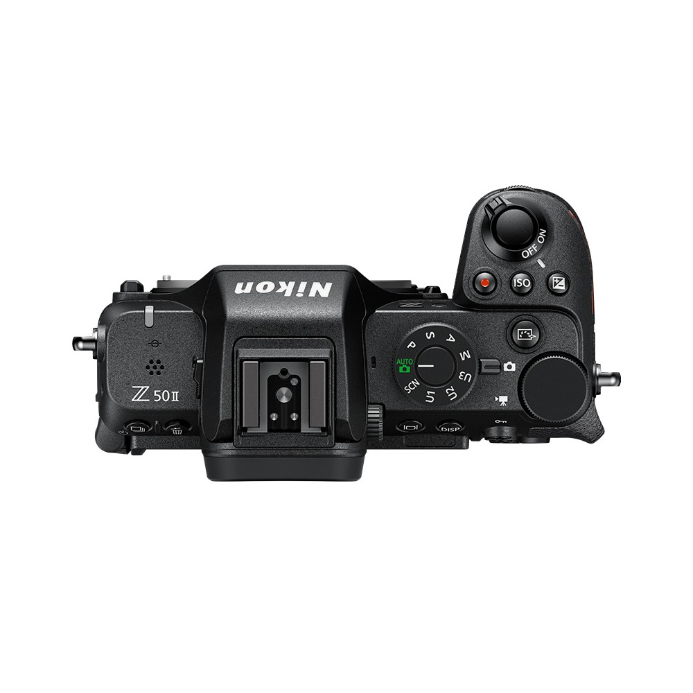 Draufsicht auf eine schwarze Nikon Z 50 II Kamera. Die Kamera hat Knöpfe, Räder und einen Blitzschuh. Das Nikon-Logo ist sichtbar.