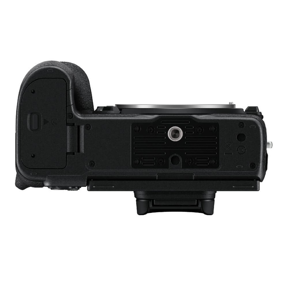 Czarny korpus aparatu leży poziomo. Ma kilka przycisków, mocowanie obiektywu i uchwyt. Tło jest białe.