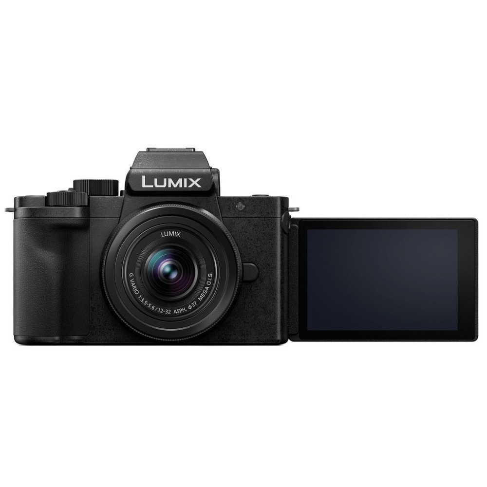 Schwarze Lumix-Kamera mit Objektiv, geöffnetem Bildschirm und Markenlogo. Das Objektiv hat Text: G VARIO 1:3.5-5.6/12-32 ASPH. 37 MEGA O.I.S.