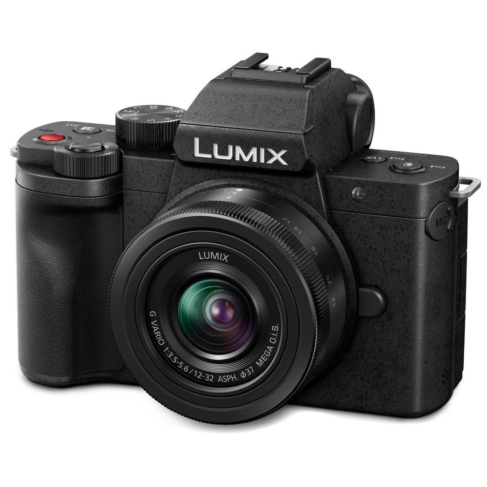 Eine schwarze Lumix-Kamera mit Objektiv. Sie hat das Lumix-Logo auf dem Gehäuse und dem Objektiv. Das Objektiv ist nach vorne gerichtet. Der Hintergrund ist weiß.
