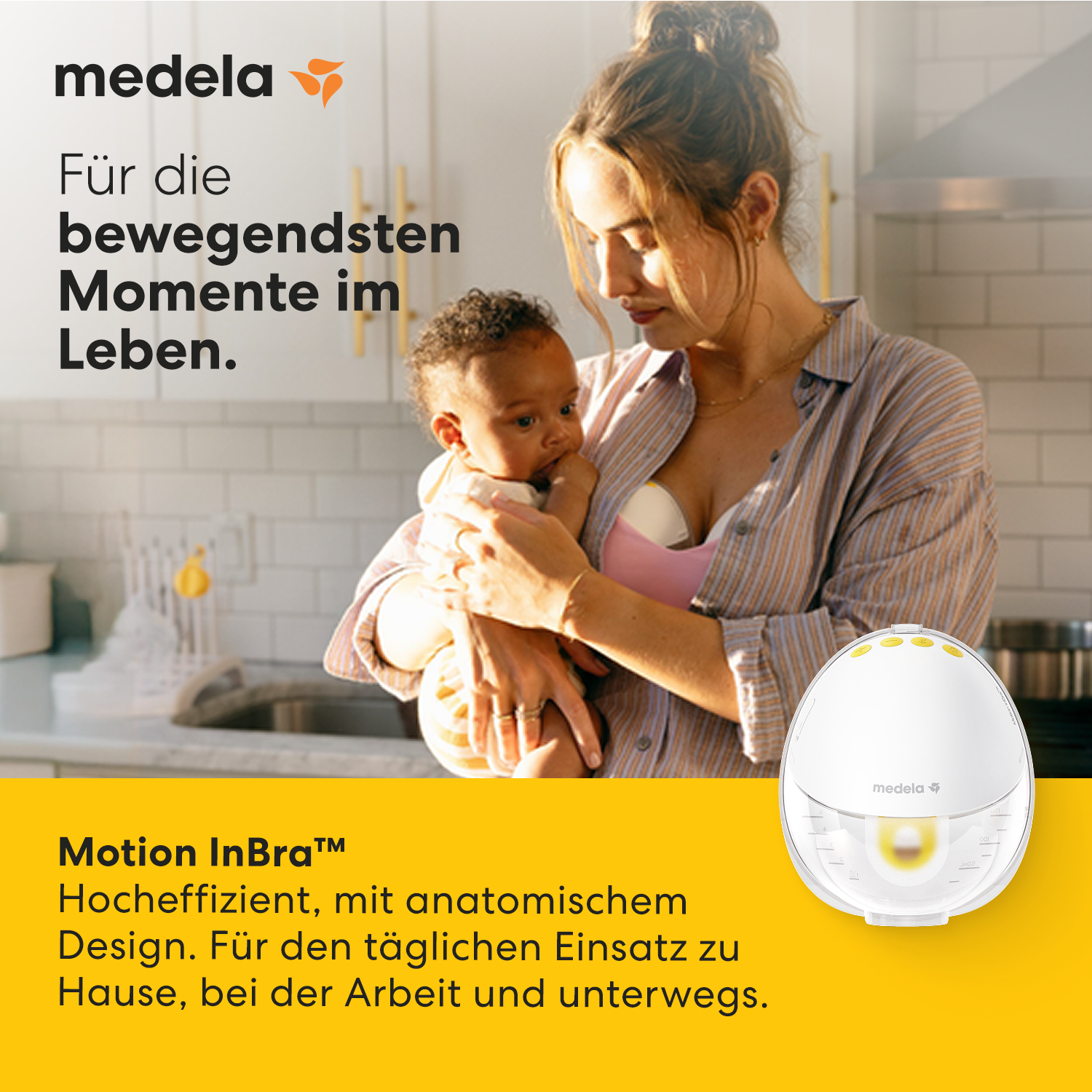 Eine Frau hält ein Baby, Produkt im Vordergrund. Text: Motion InBra™. Medela-Logo oben. Der Hintergrund ist eine Küche.