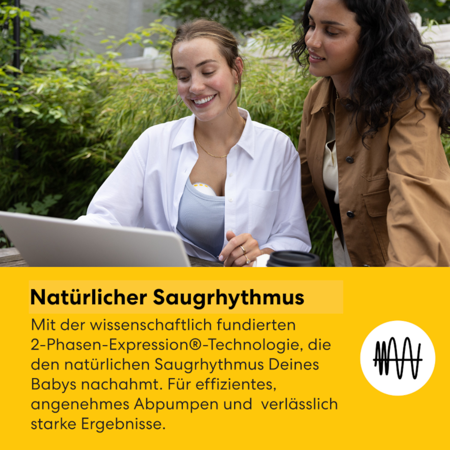 Zwei Frauen betrachten einen Laptop. Eine hat eine Brustpumpe. Text auf gelbem Balken: Natürlicher Saugrhythmus.