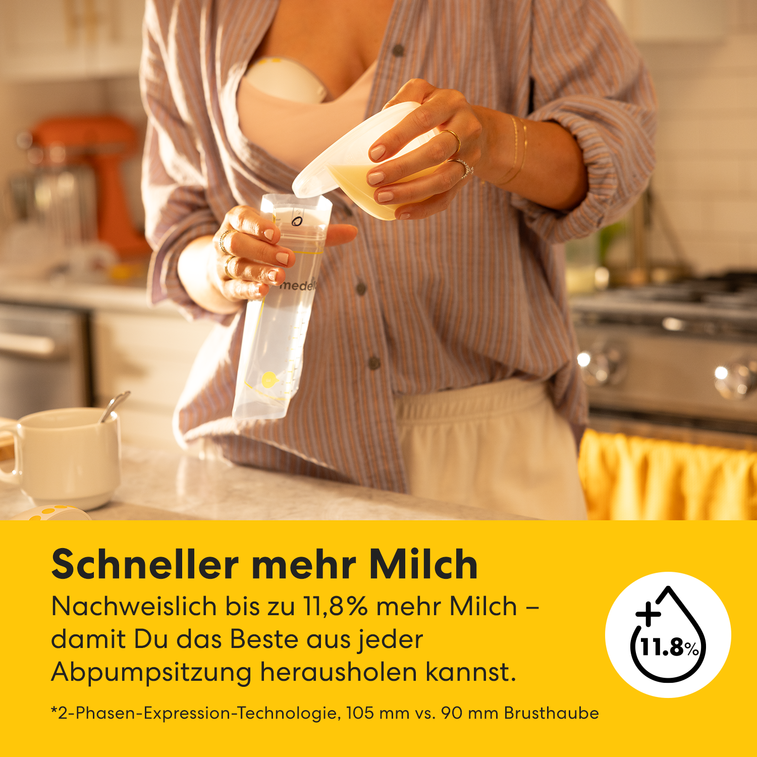 Eine Frau gießt Muttermilch in eine Flasche. Sie trägt ein Hemd und einen Still-BH. Küche im Hintergrund.