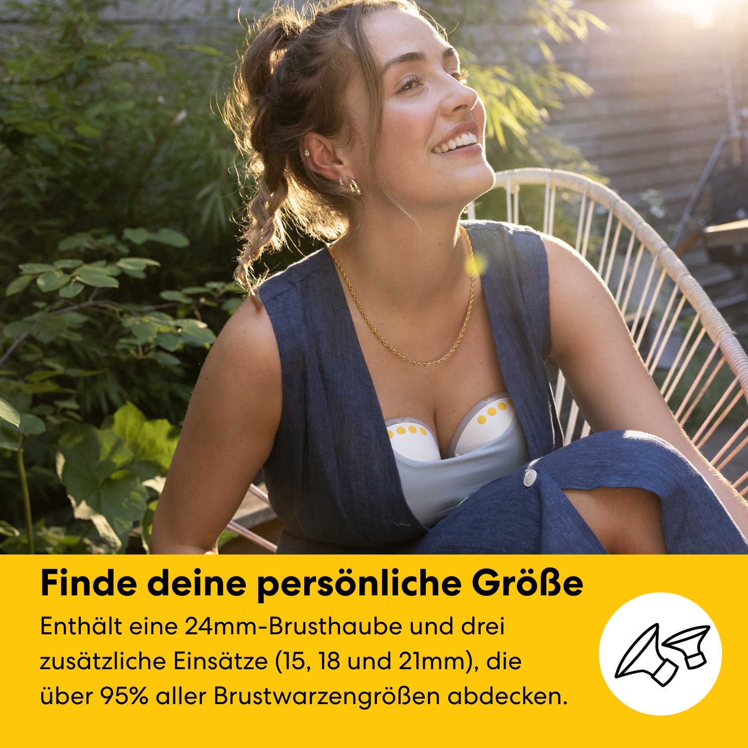 Lächelnde Frau im Freien, goldene Halskette, Jeans-Top. Im Vordergrund eine Brustpumpe. Text: Finden Sie Ihre persönliche Größe.