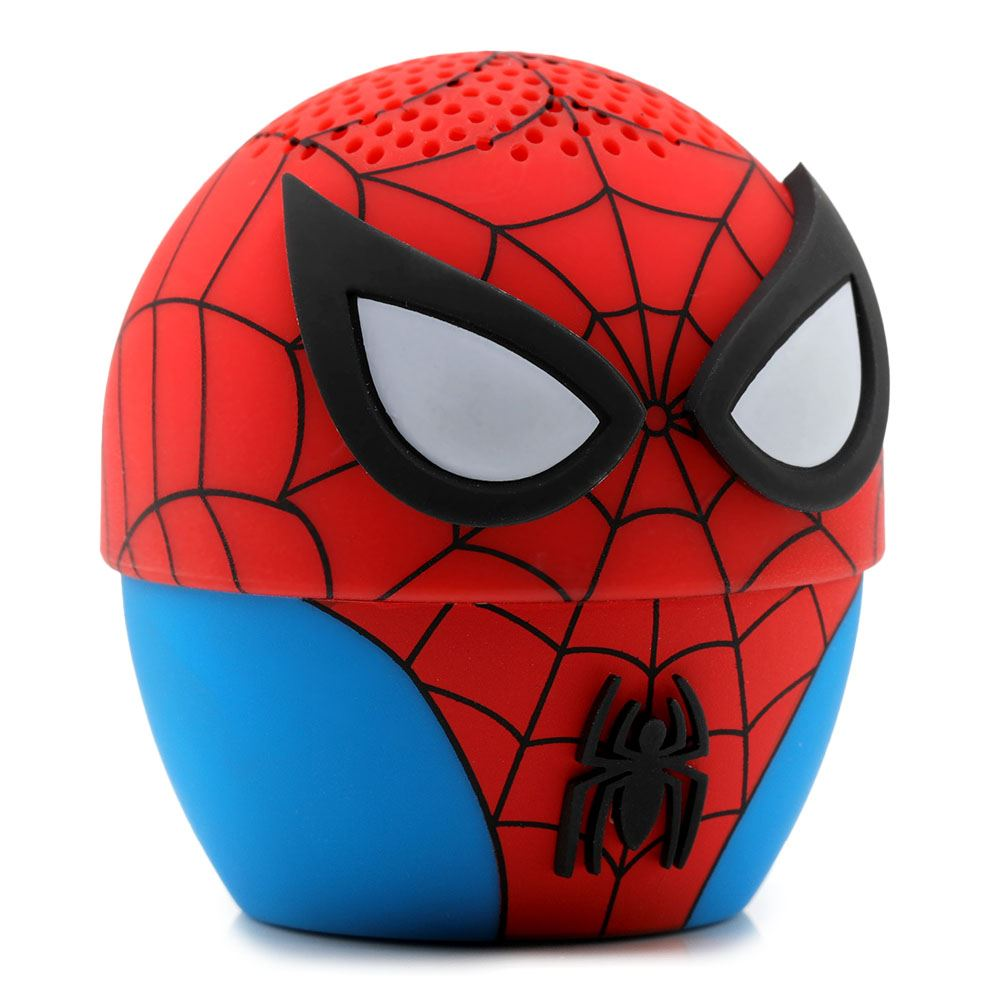 Un altoparlante di Spider-Man. Rosso e blu con un design a ragnatela, occhi neri e un emblema di ragno nero.