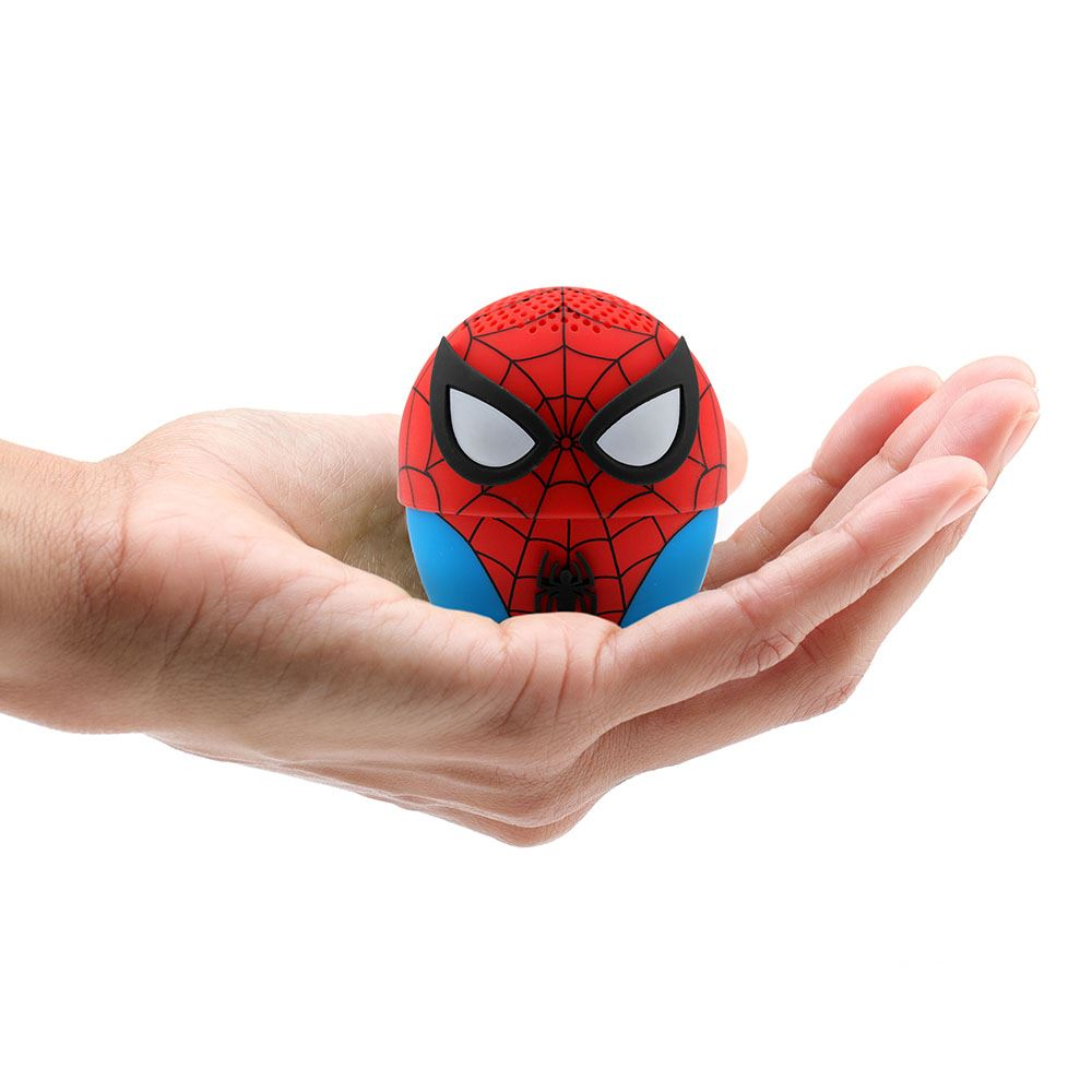 Una mano tiene un altoparlante di Spider-Man. L'altoparlante è rosso e blu, con un design a ragnatela e occhi bianchi.