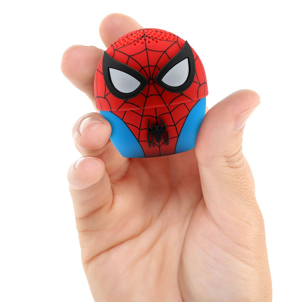 Una mano tiene in mano un altoparlante di Spider-Man. L'altoparlante è rosso con un motivo a ragnatela nera, blu sul fondo. Gli occhi di Spider-Man sono bianchi.