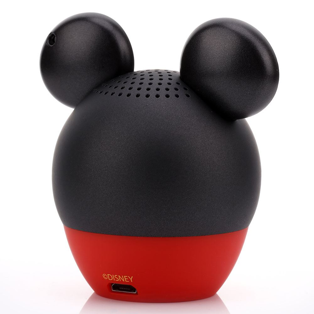 Un altoparlante a forma di Mickey Mouse. Parte superiore nera con due orecchie. Base rossa con logo Disney e porta di ricarica.