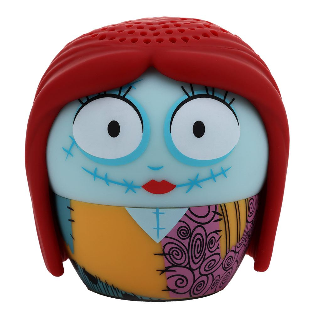 Una figura di Sally da The Nightmare Before Christmas. Ha un viso blu, capelli rossi e un vestito patchwork.