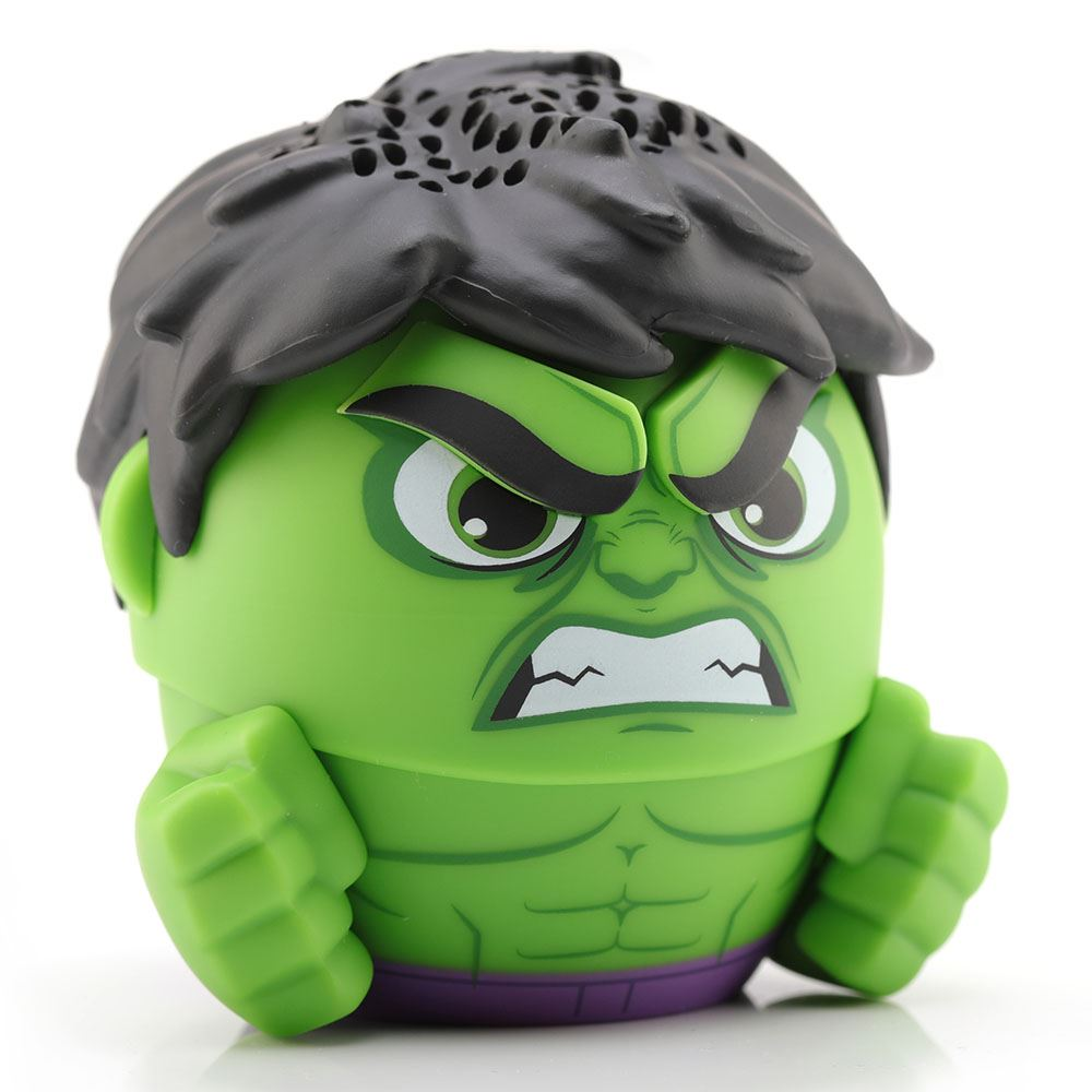 Eine grüne Hulk-Figur mit schwarzen Haaren und einem wütenden Gesichtsausdruck. Seine Fäuste sind erhoben. Lila Band unten.