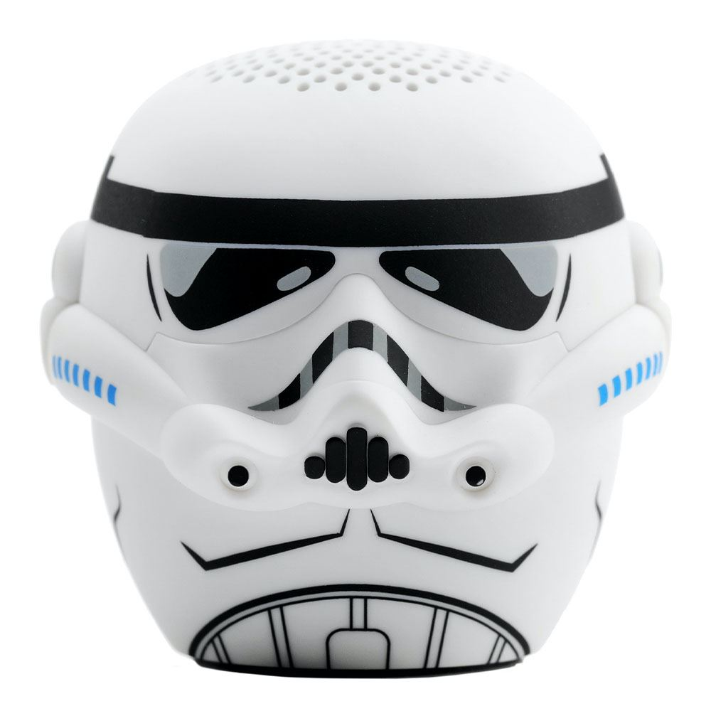 Un altoparlante bianco a forma di casco da Stormtrooper. Ha dettagli neri tra cui occhi, bocca e una fascia sulla fronte, linee blu sui lati.