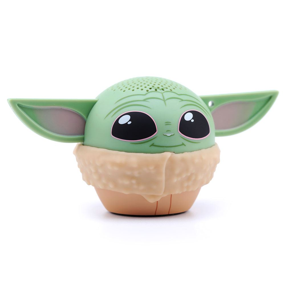 Ein Baby-Yoda-Lautsprecher, grüner Kopf mit großen schwarzen Augen, großen Ohren und einem beigen Umhang.