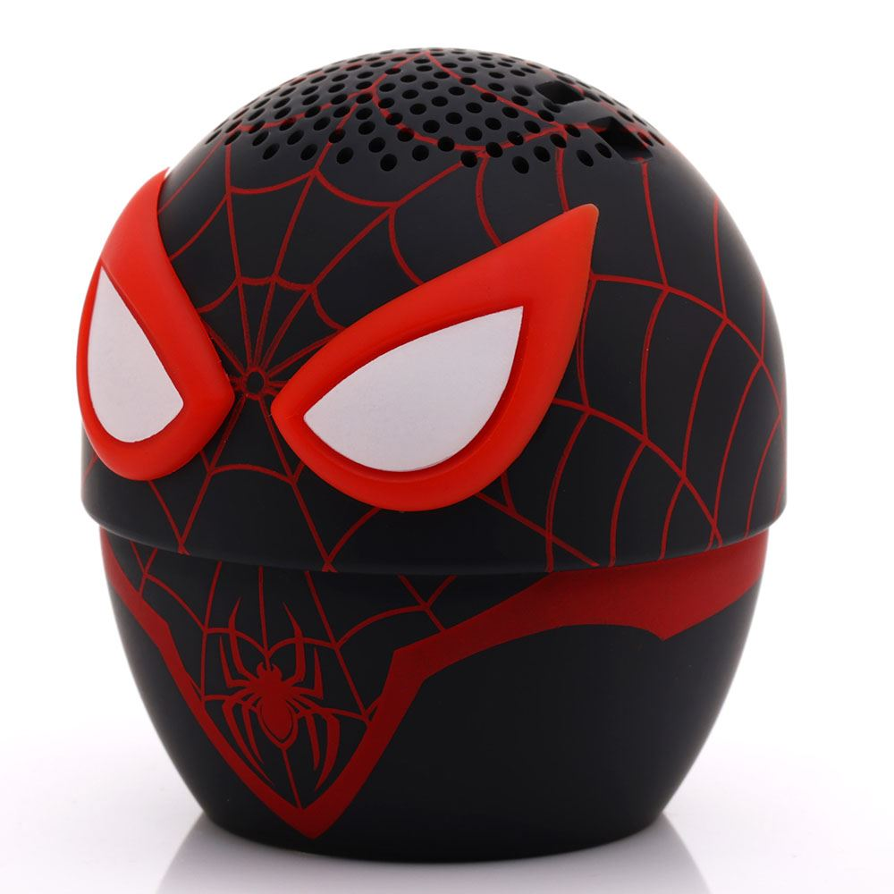 Ein Spider-Man-Lautsprecher. Er ist schwarz mit roten Spinnennetzdesigns und Augenformen. Die Augen sind weiß mit roten Rändern.