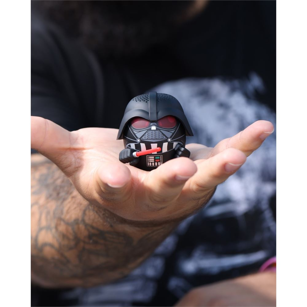 Eine Hand hält eine kleine Darth-Vader-Figur. Die Figur ist schwarz mit roten Augen und einem roten Lichtschwert.