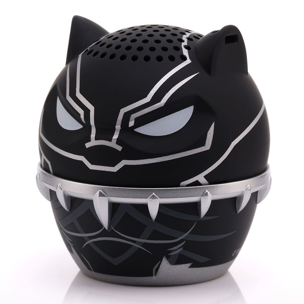 Bir Black Panther hoparlörü. Gümüş detaylarla yuvarlak bir şekle sahiptir. Black Panther maske tasarımına sahiptir.