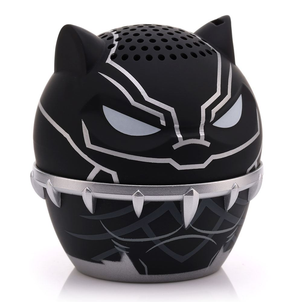 Kedi benzeri tasarıma sahip bir Black Panther hoparlör. Gümüş vurgulara ve taban çevresinde diş benzeri bir tasarıma sahip, beyaz bir arka plan üzerinde.