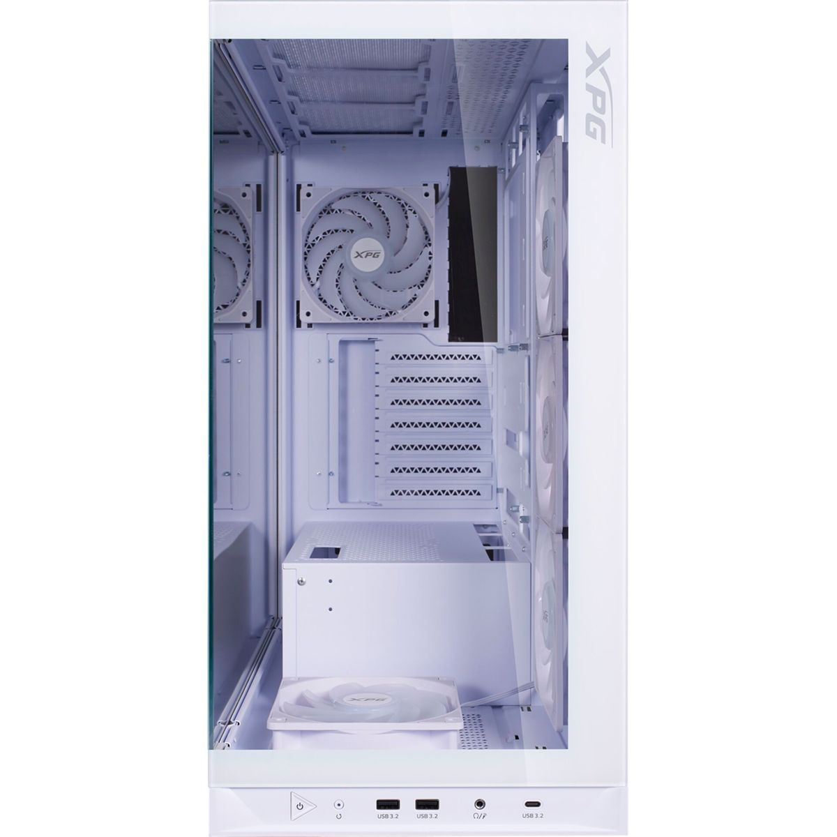 Intérieur d'un boîtier d'ordinateur blanc. Comprend des ventilateurs, des compartiments et le logo XPG. Panneau de verre à gauche.