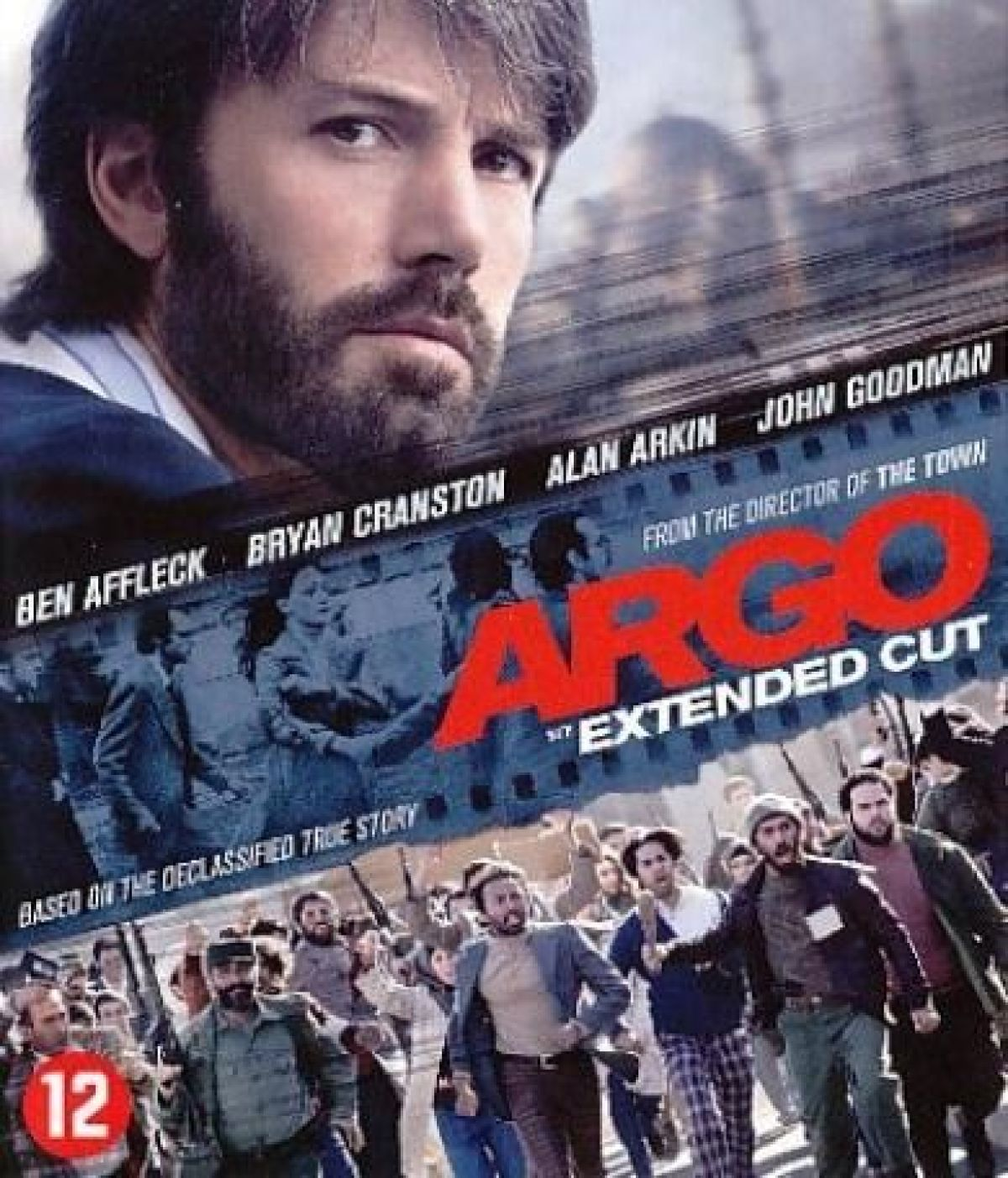 Filmposter voor Argo, met Ben Affleck. Een menigte mensen rent op de achtergrond. De filmtitel staat in grote rode letters.