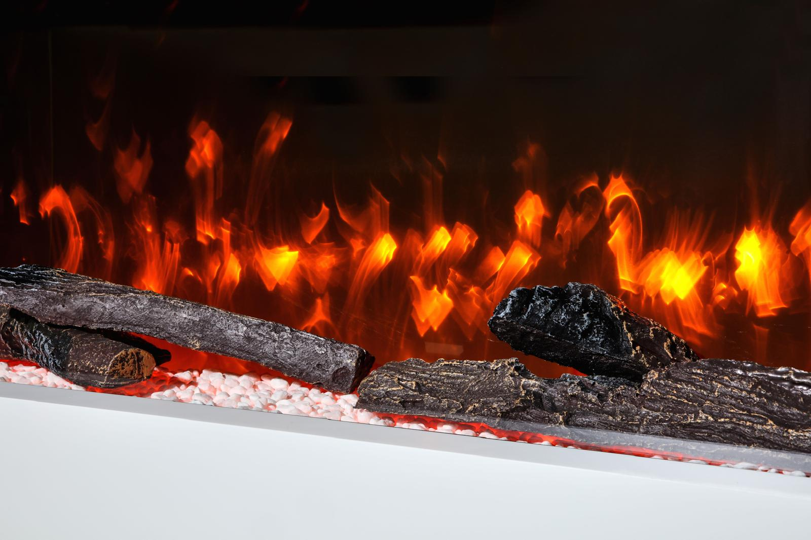 Chimenea eléctrica con llamas anaranjadas, troncos artificiales y guijarros blancos sobre una base blanca.