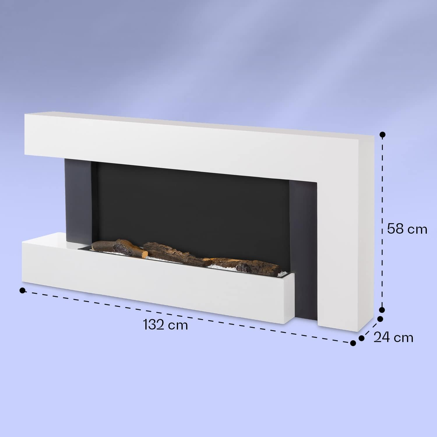 Una chimenea blanca moderna con interior negro. Tiene troncos decorativos y dimensiones de 132x58x24 cm. Sobre un fondo azul.