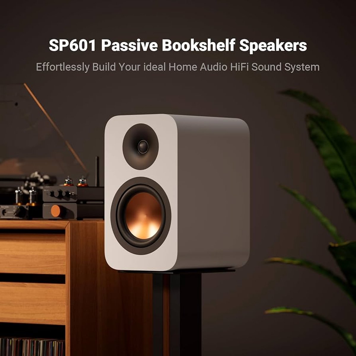 Un altavoz blanco con la parte superior negra y un altavoz de color cobre. El texto dice SP601 Passive Bookshelf Speakers.