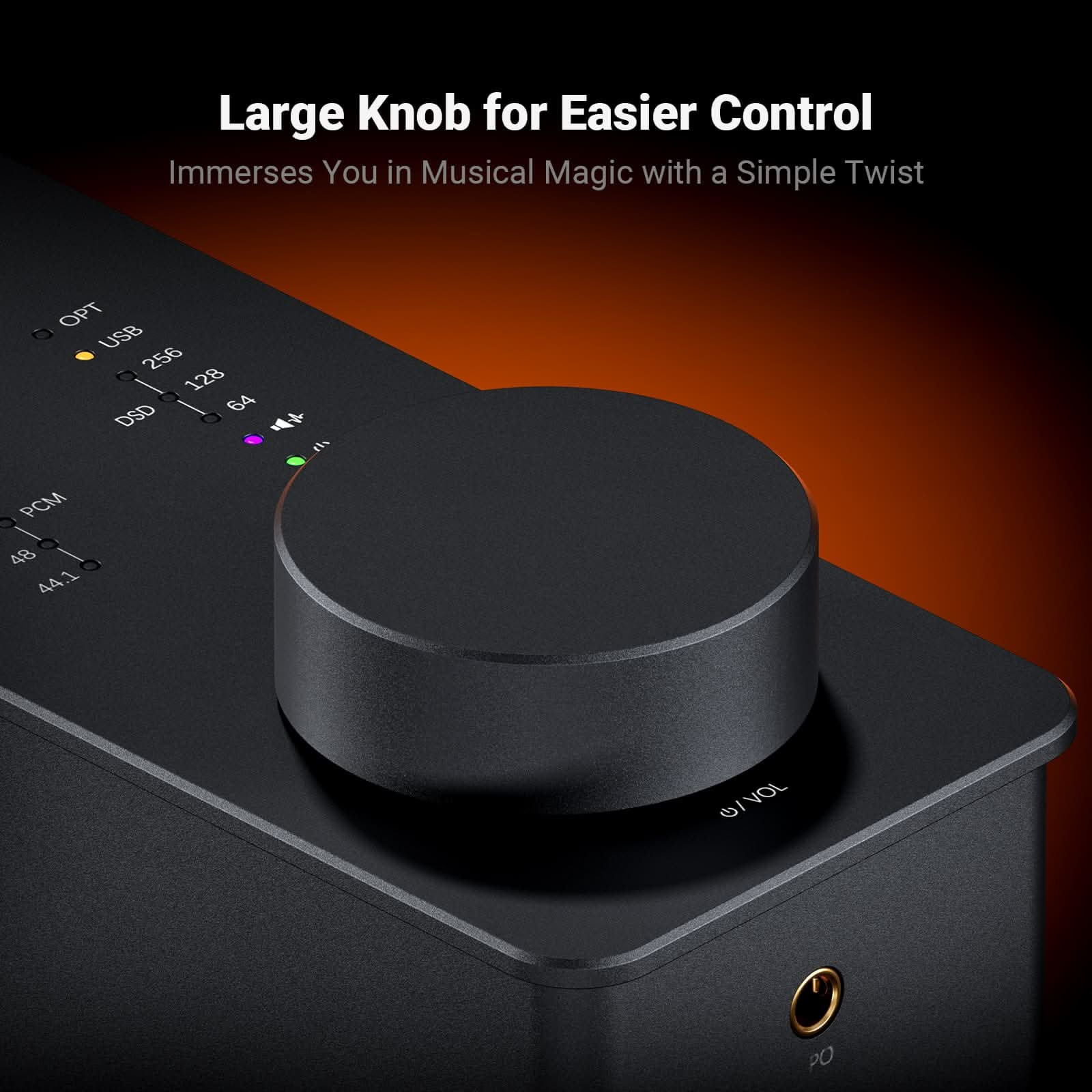 Schwarzes Audiogerät mit großem Drehknopf, Lichtern und Kopfhöreranschluss. Text: 'Large Knob for Easier Control'.