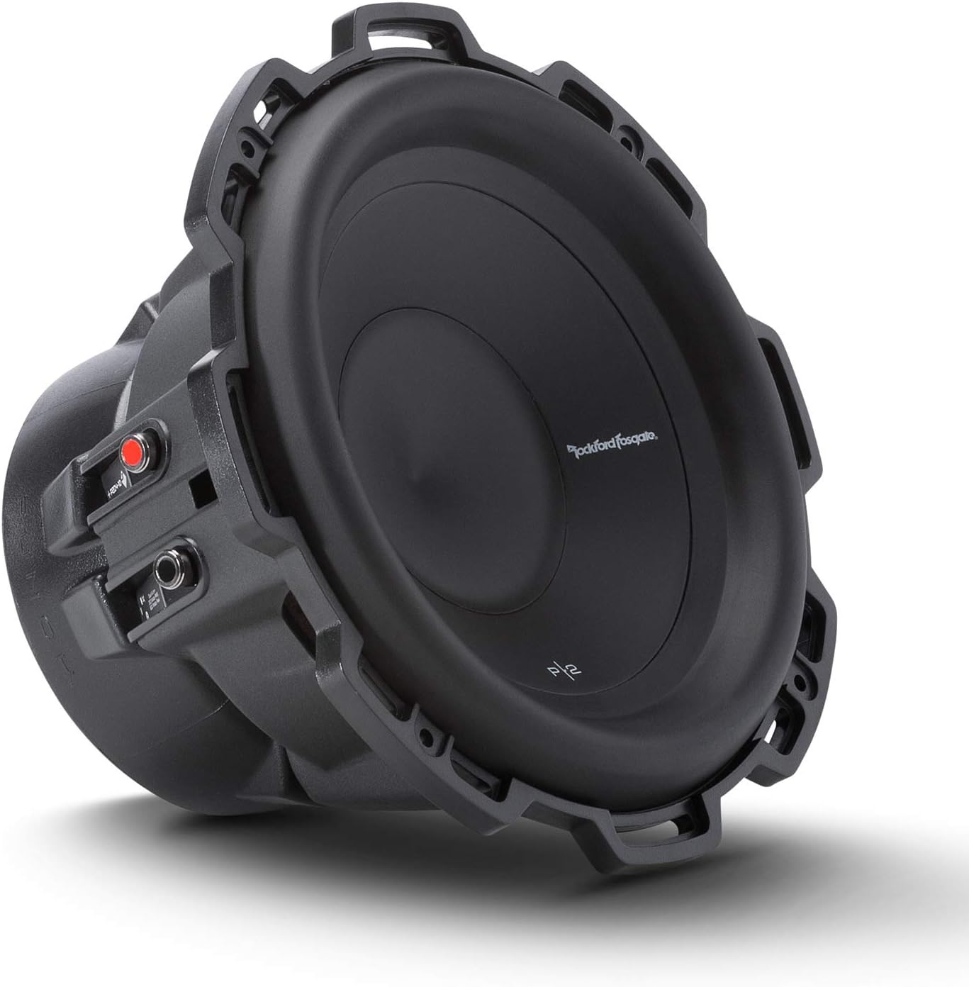 Schwarzer Subwoofer mit Schutzrahmen. Der Lautsprecher hat einen roten Knopf und Eingangsanschlüsse an der Seite. Der Hintergrund ist weiß.