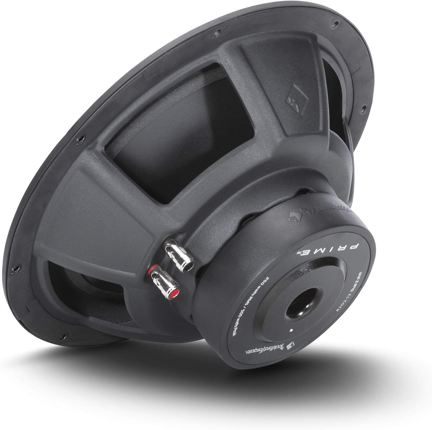 Ein schwarzer Subwoofer, der abgewinkelt ist und Details zeigt. Es hat silberne Anschlüsse, den Markennamen 'Rockford Fosgate' und Modelldetails.