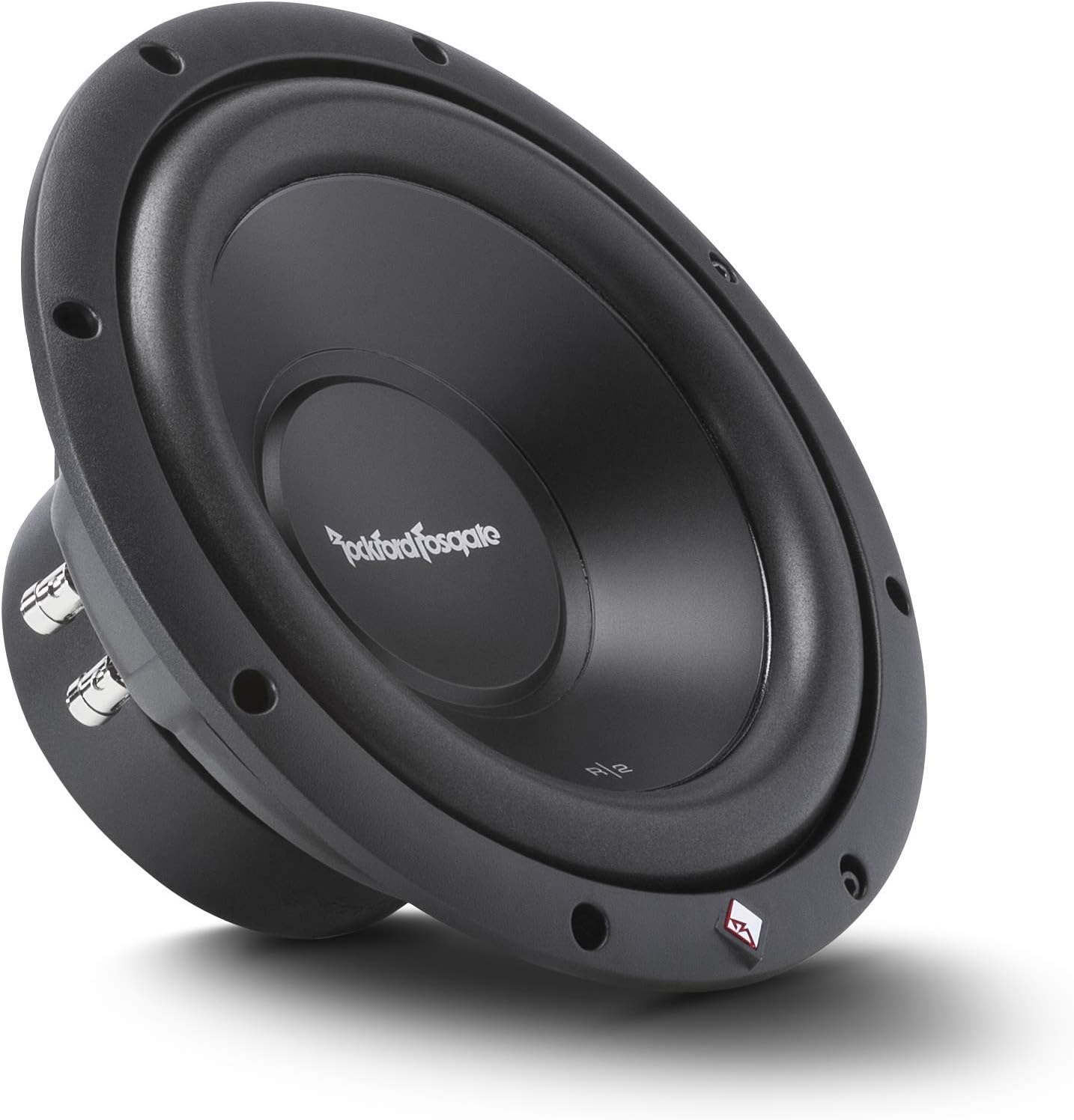 Ein schwarzer Rockford Fosgate Subwoofer. Der Lautsprecherkonus ist mit dem Markennamen sichtbar. Er ist auf einer weißen Oberfläche angewinkelt.