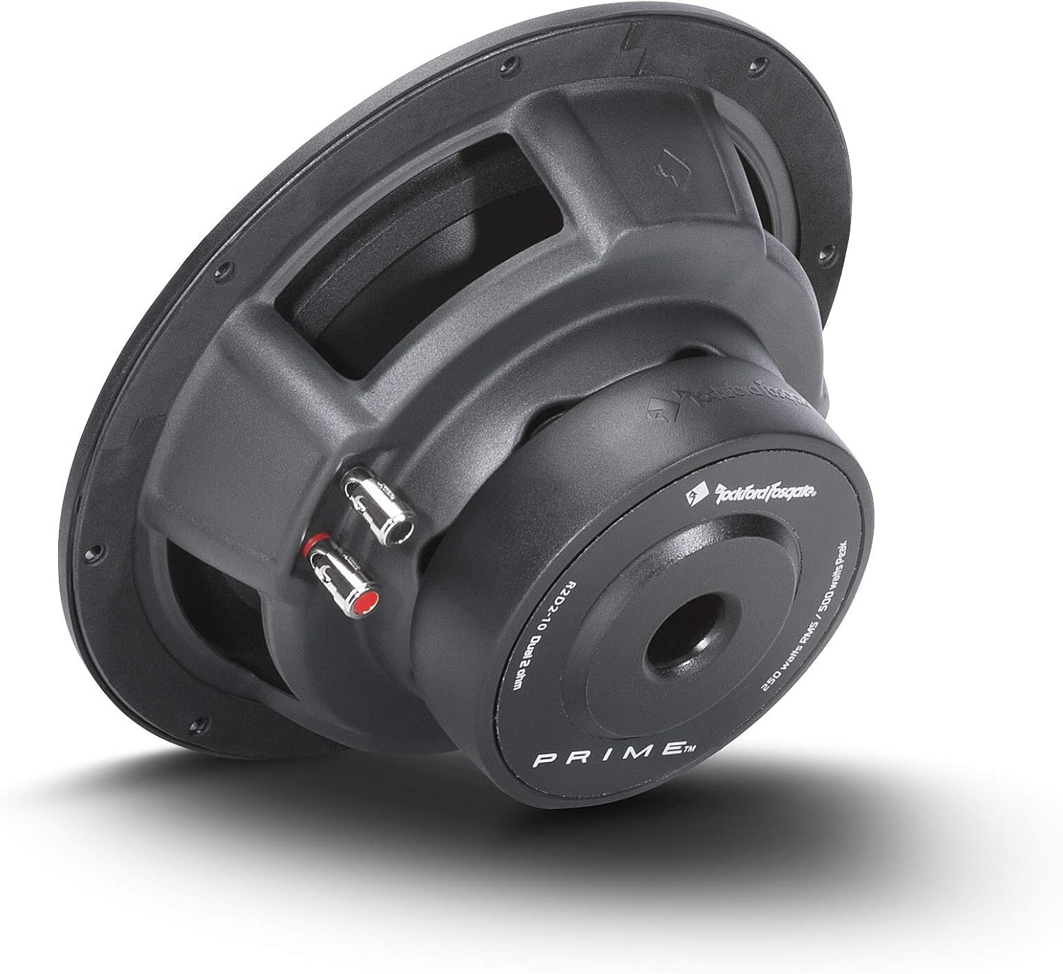 Ein schwarzer Subwoofer, der auf einer weißen Oberfläche angewinkelt ist. Er hat eine kreisförmige Form mit einem zentralen Konus und zwei Anschlussklemmen.